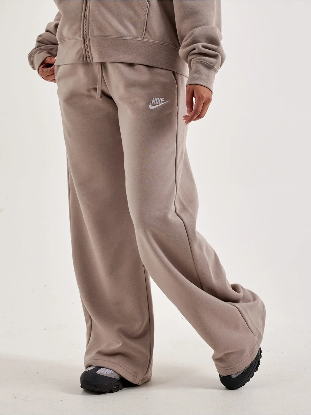 Nike Women’s Club Fleece Track Jacket & Mid-Rise Oversized Sweatpants Set Large